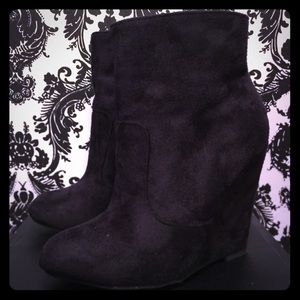 BLACK SUEDE BOOTS