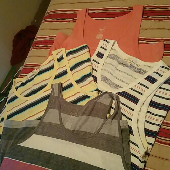 Bundle of 4 men's size L tanks