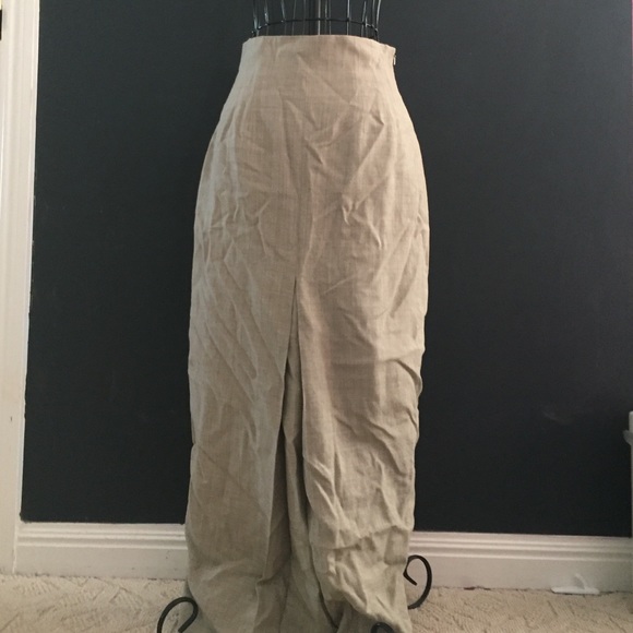Khaki skirt with slit in the back - Picture 1 of 3