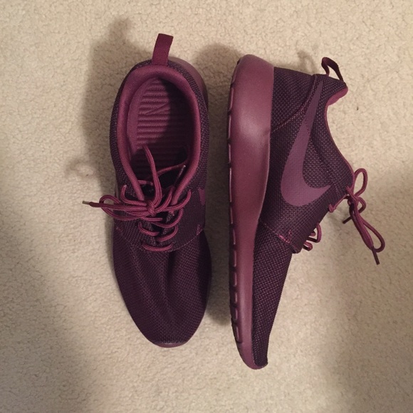 maroon nike roshe's