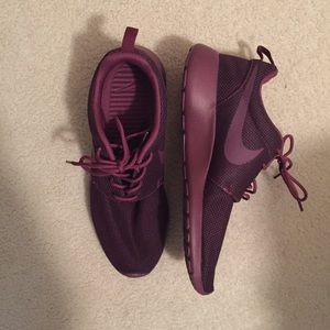 maroon nike roshe's