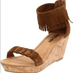 NWOB Minnetonka Nicki Wedges Dusty Brown Size 6