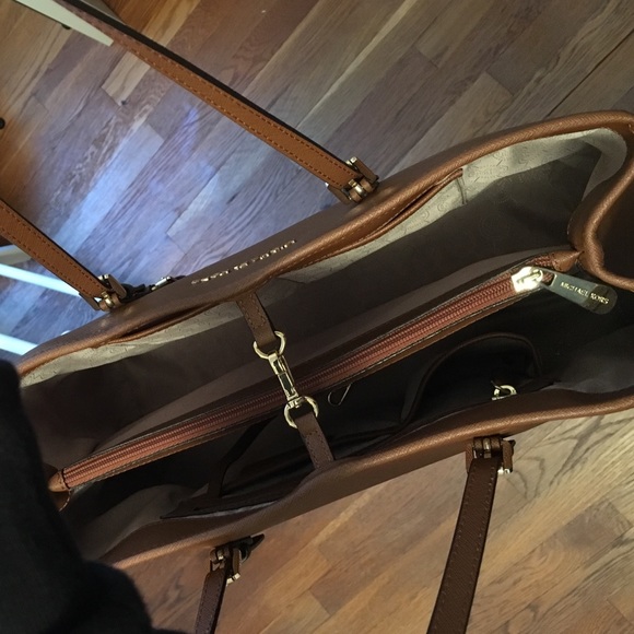 ‼️SOLD‼️Authentic Michael Kors handbag - Picture 2 of 4