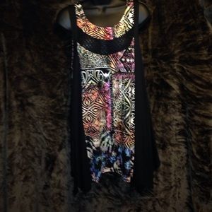 Very flattering sharkbite shaped tunic top.