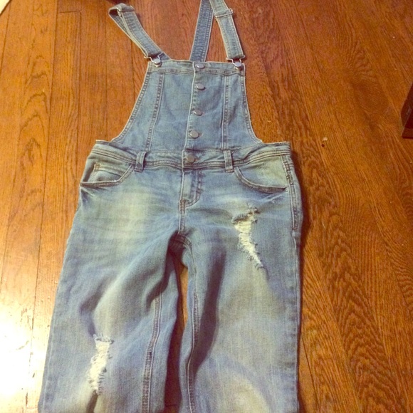 Trendy denim overalls 💗