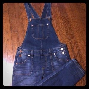 Super trendy denim overalls!🎀