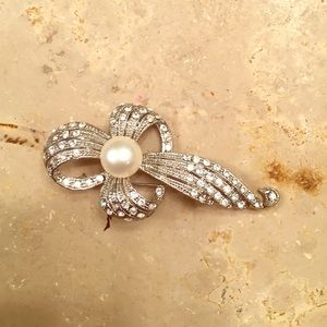 Elegant pearl brooch