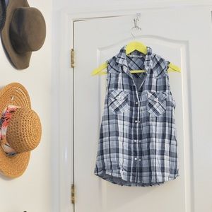 Plaid sleeveless pearl snap button up
