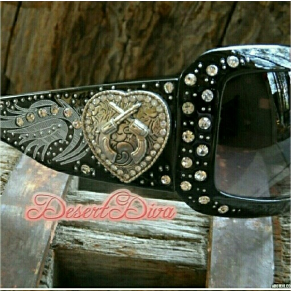 Accessories - 🎯CLEARANCE $20-Bling Heart Pistols Sunglasses