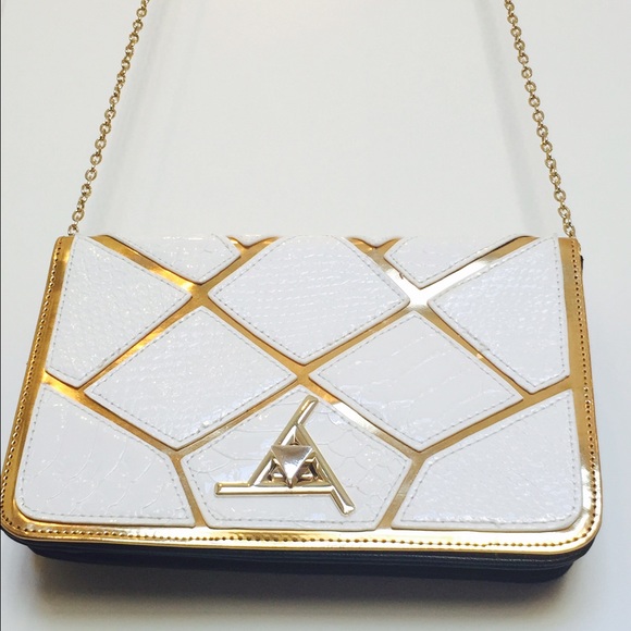 24 HR SALE‼️Clutch - white with gold accents