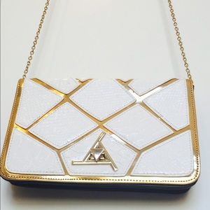 24 HR SALE‼️Clutch - white with gold accents