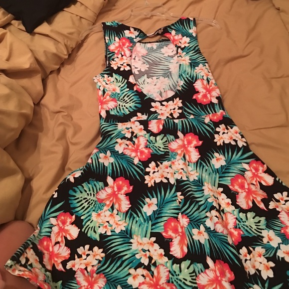 VS Hawaiian Dress - Picture 2 of 3