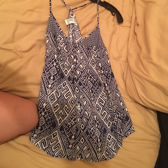 Cute summery top! - Picture 2 of 3