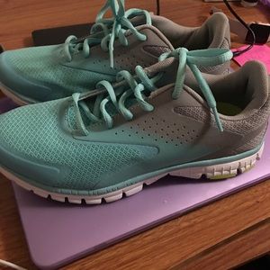 Running shoes size 7.5