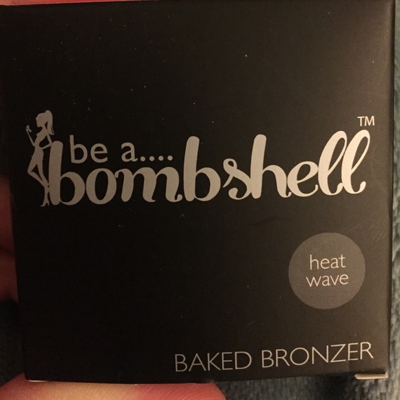 Bombshell bronzer in heat wave