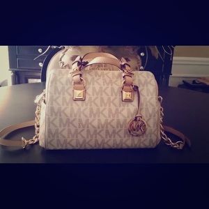 Not selling. I'm looking for MK Grayson purse.