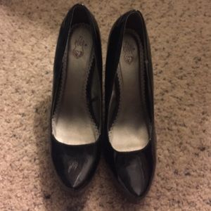 Black pumps