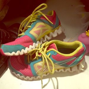 Price drop! Colorful reebok running shoes size 8