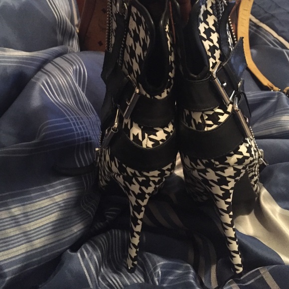Privileged OpenToe Ankle Booties - Picture 4 of 4