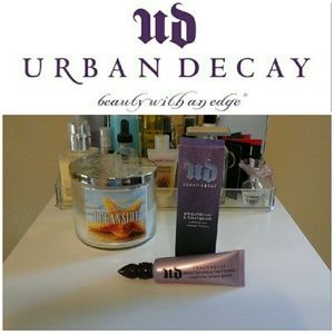 NIB URBAN DECAY BRIGHTENING &TIGHTENING PRIMER