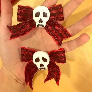Skull red pins Hot Topic