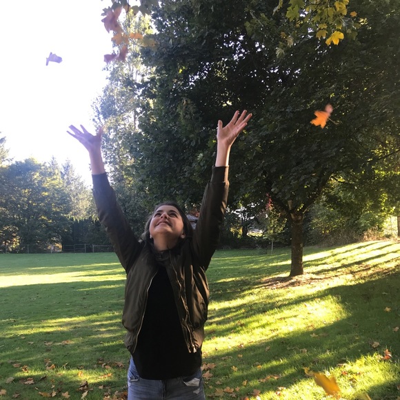 Meet your Posher, Jeannette - Picture 2 of 3