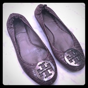 Tory Burch Reva flat in snake skin grey!