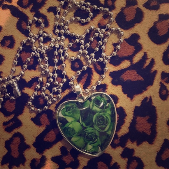Green roses heart pendant