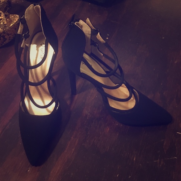Short suede black heels