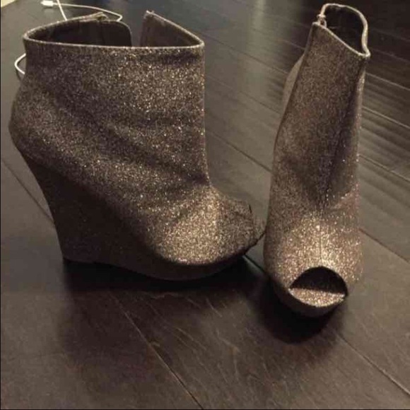 Multi glitter web heels size 7 lil tight