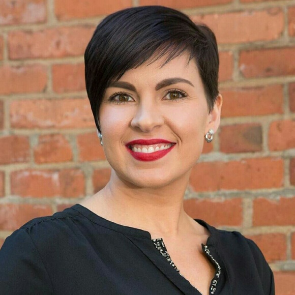 Meet your Posher, Laura