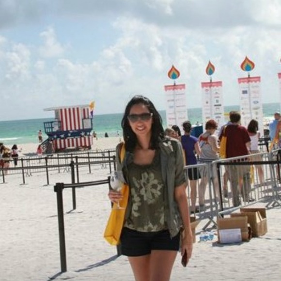 Hi 👋🏼  & Welcome to My Closet! 😘 - Picture 2 of 7