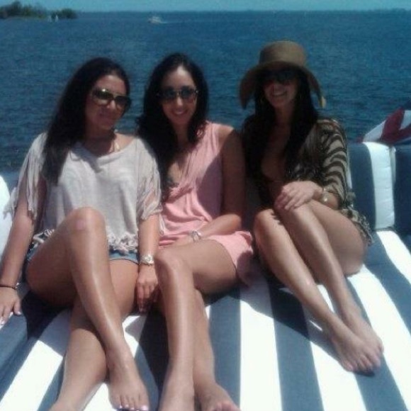 Hi 👋🏼  & Welcome to My Closet! 😘 - Picture 3 of 7