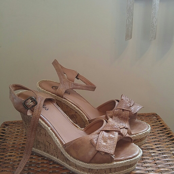 Women's platform tan shoes. Worn once size 9.5