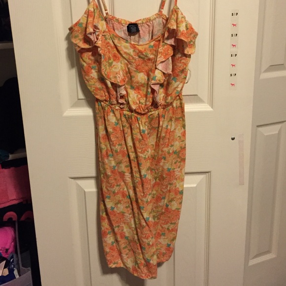 ❌DONATED❌Ruffly floral mini dress