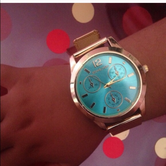 Gold fashion watch