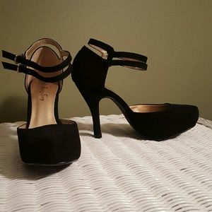 Sexy black ankle strap heels!
