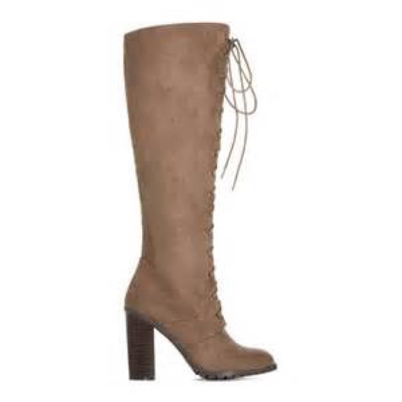 🚫SOLD🚫Tan knee high lace up boots - Picture 1 of 4