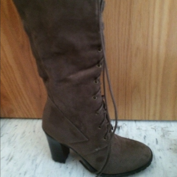 🚫SOLD🚫Tan knee high lace up boots - Picture 2 of 4