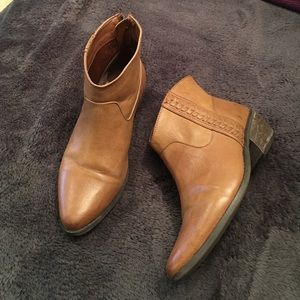 Heeled faux leather booties ✨