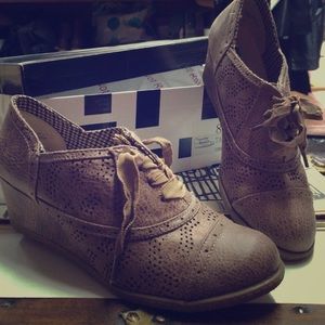 Taupe Oxford wedge shoe