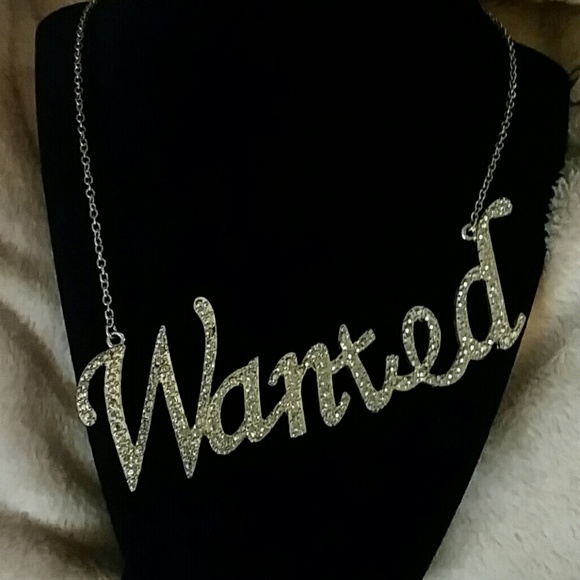 Wanted statement necklace