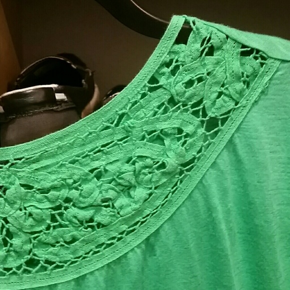 Delicate green top - Picture 2 of 2