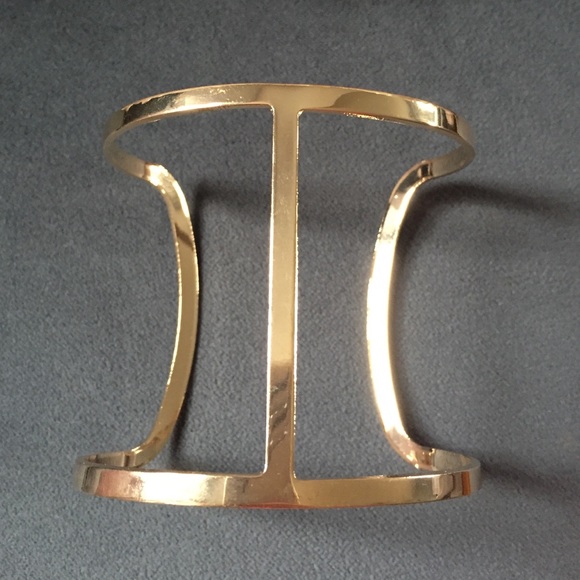 Jewelry - NEW!! Gold Tone Cuff Bracelet