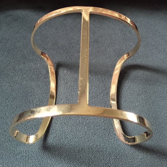 NEW!! Gold Tone Cuff Bracelet - Picture 2 of 4