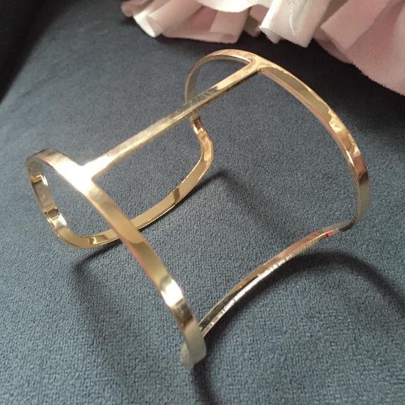 NEW!! Gold Tone Cuff Bracelet - Picture 3 of 4