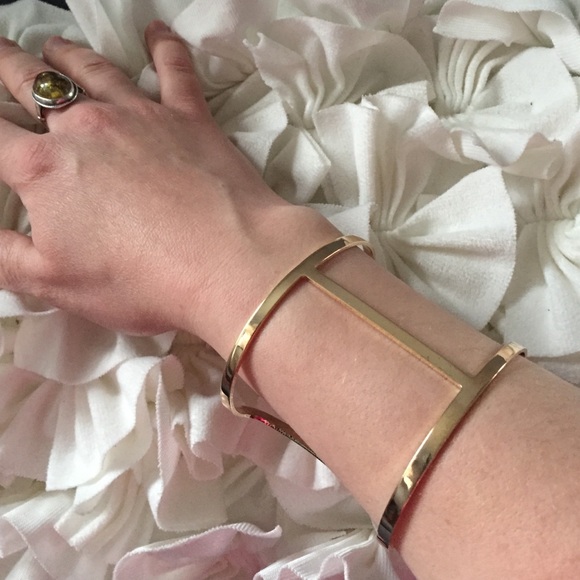 NEW!! Gold Tone Cuff Bracelet - Picture 4 of 4