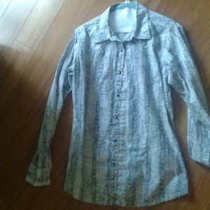 Wrangler top black and white with texture