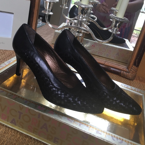 SOLD COLE HAAN Leather shoes made in Itali. Size 7