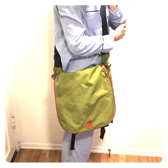 Crumpler messenger back in green